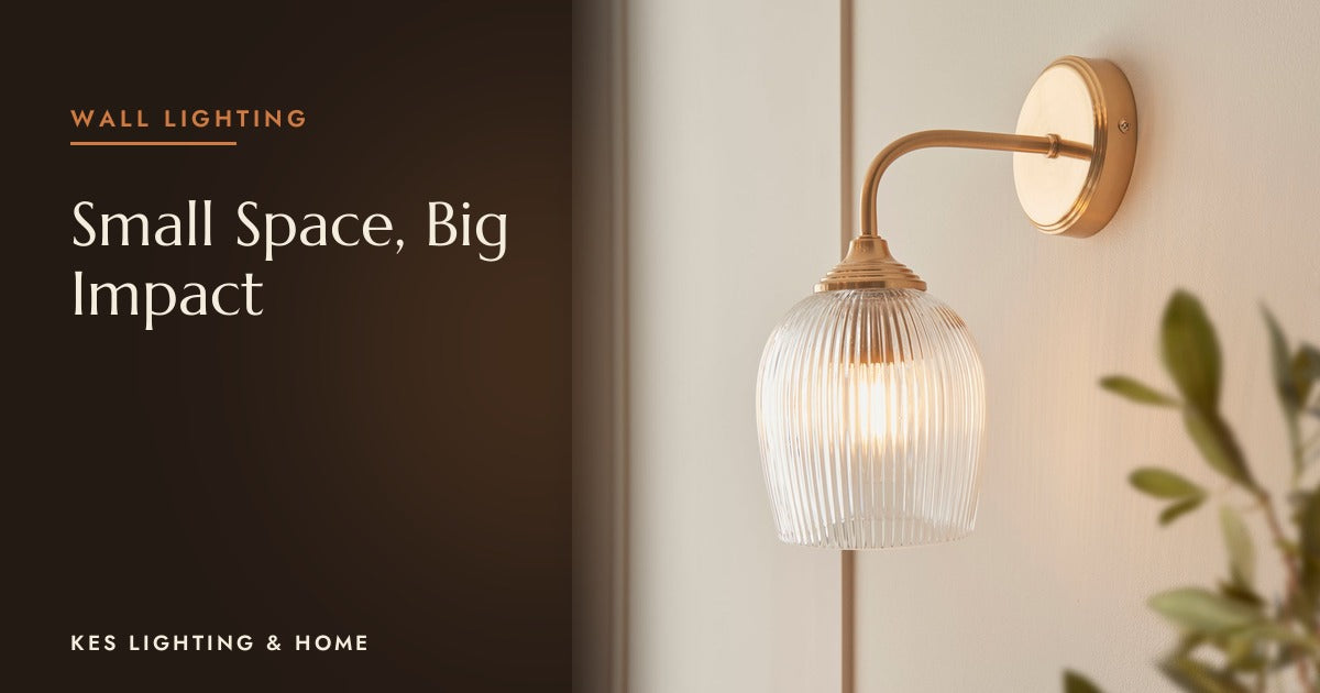 Gold-tone wall light with a ribbed clear shade