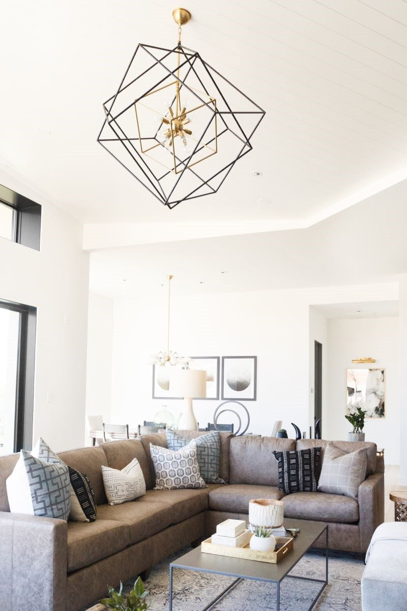 Hudson Valley Roundout 12 Light Pendant Light in Aged Brass