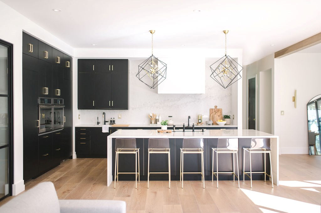 Hudson Valley Roundout 12 Light Pendant Light in Aged Brass