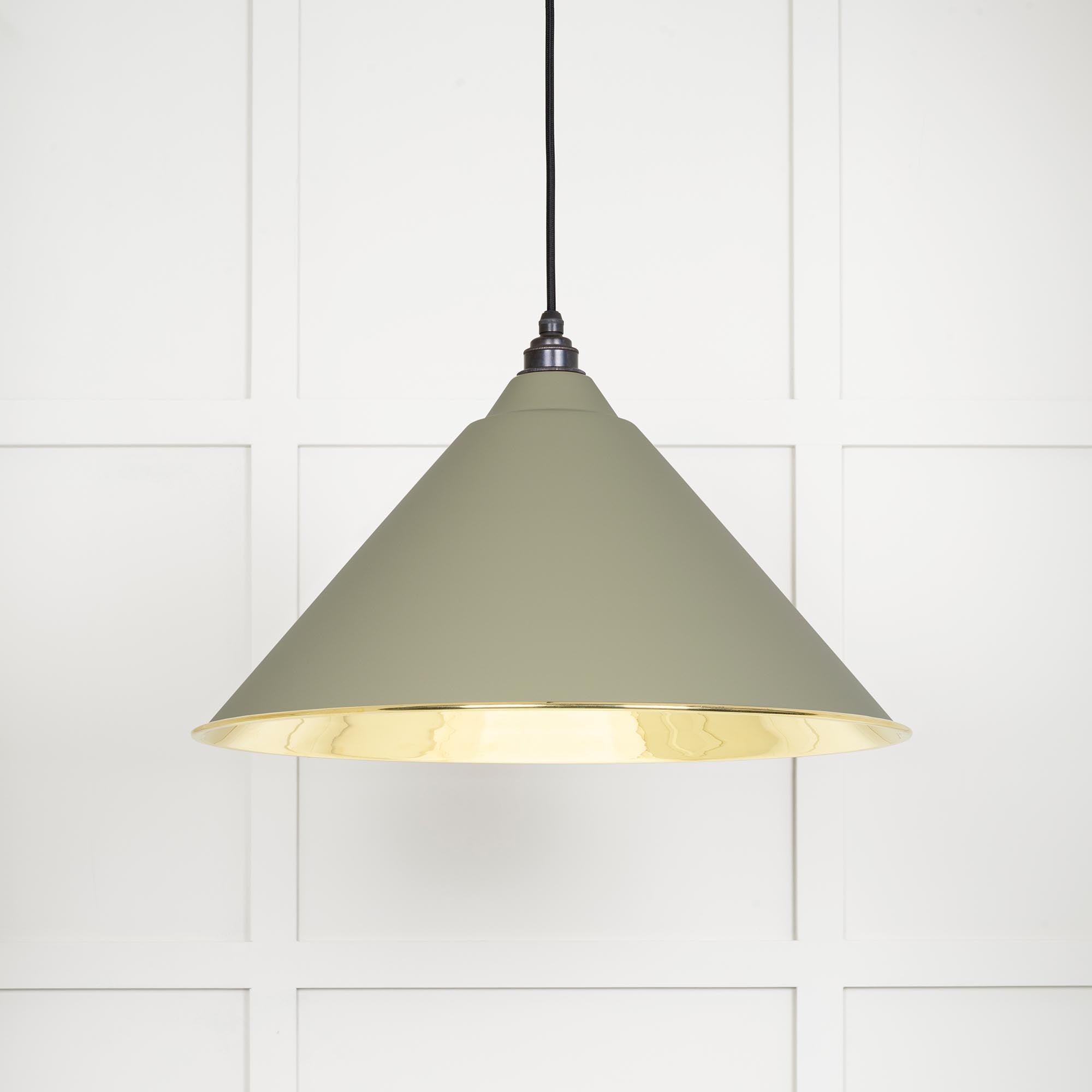 Novena Newbridge Smooth Brass Pendant Light in Tump