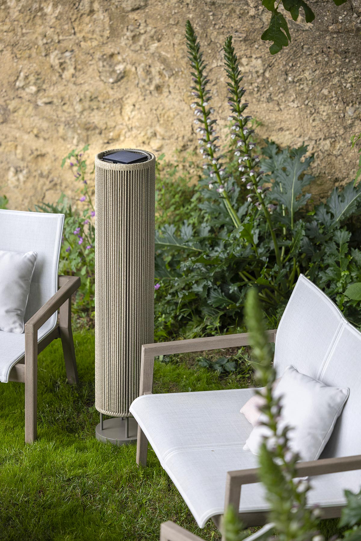 Rop and Strip 500lm Solar Lamppost 120 cm - Teak Duratek, Muscade Aluminium and Beige Woven Rope with Granite Base