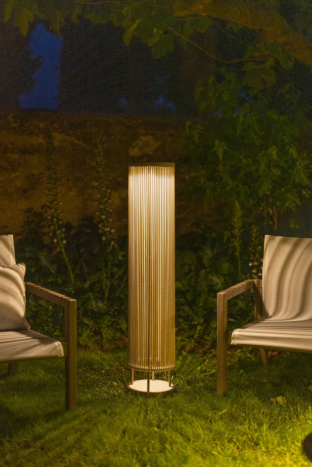 Rop and Strip 500lm Solar Lamppost 120 cm - Teak Duratek, Muscade Aluminium and Beige Woven Rope with Granite Base