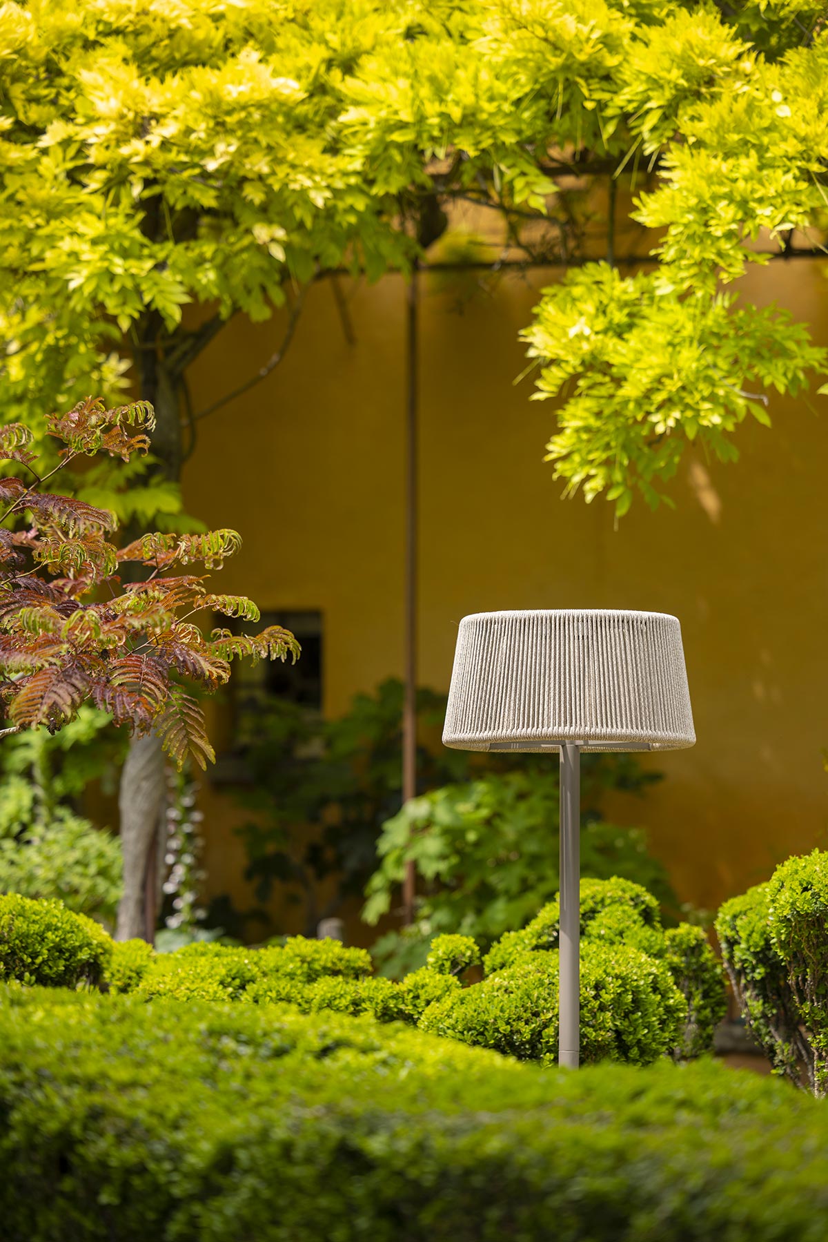 Rop and Strip 500lm Solar Lamppost 175 cm - Teak Duratek, Muscade Aluminium and Beige Woven Rope with Granite Base