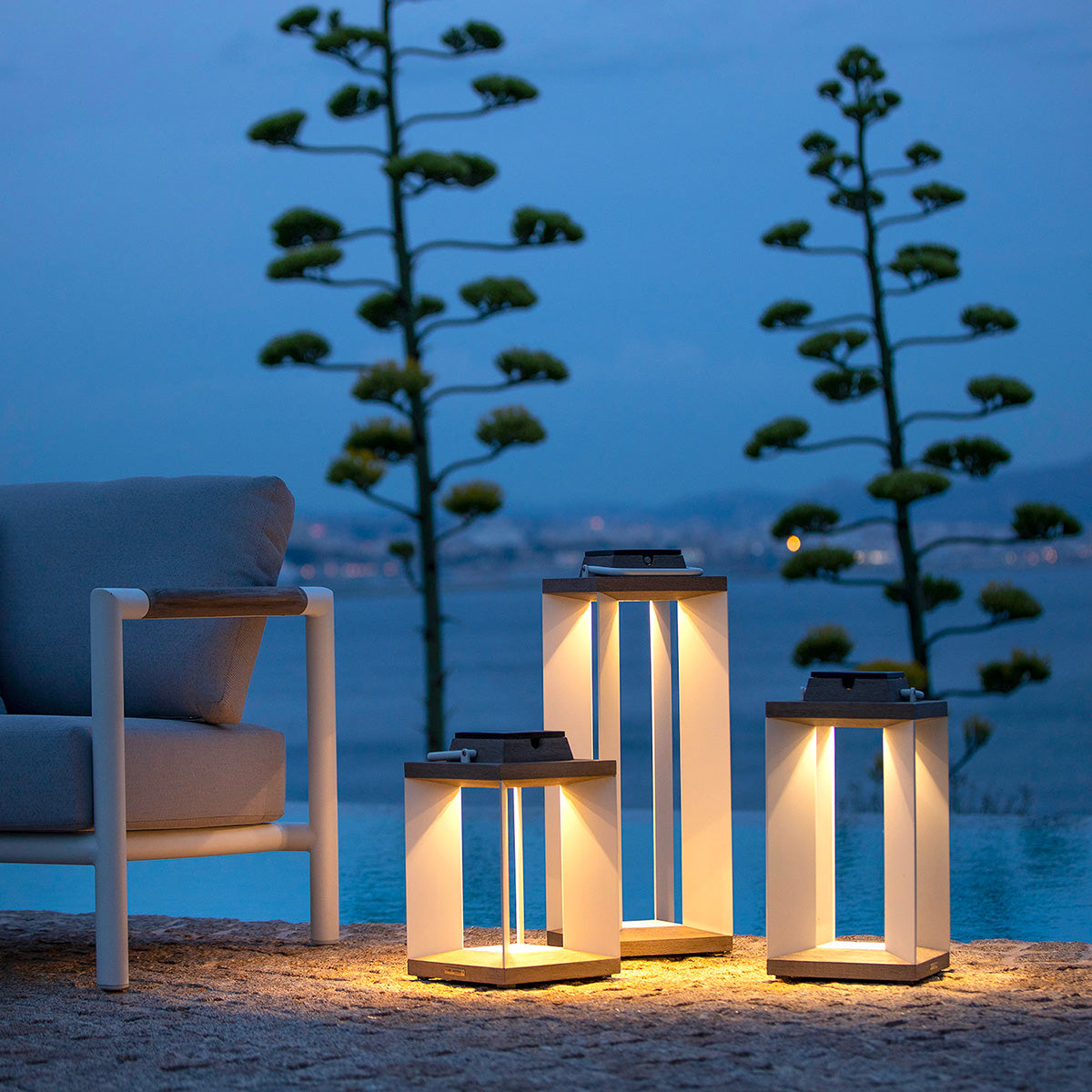 Teckalu 500lm Solar Lantern 36.5 cm - Duratek Teak with White Aluminium Slats