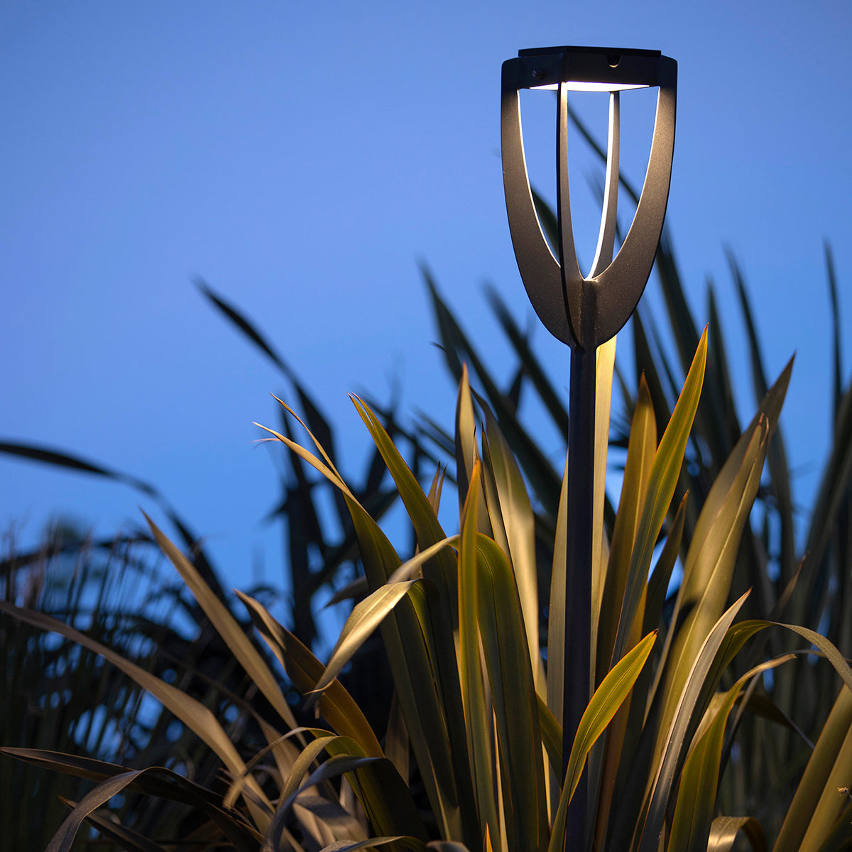 Tulip 300lm Adjustable Solar Torch / Bollard 82-137 cm - Space Grey Aluminium